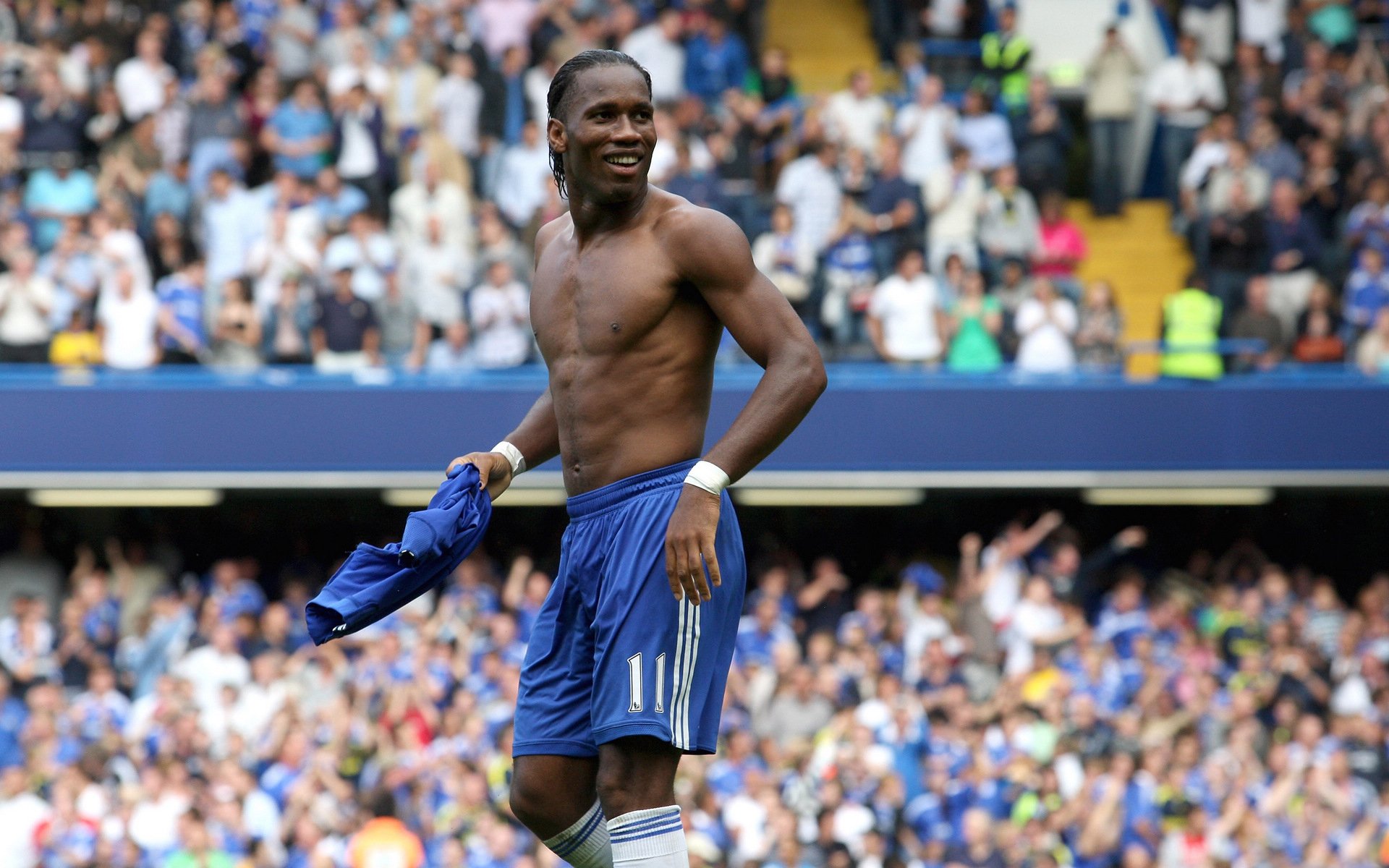 姚明重返篮球赛场:中国巨人教练身份娇妻与儿子助阵,姚明做教练