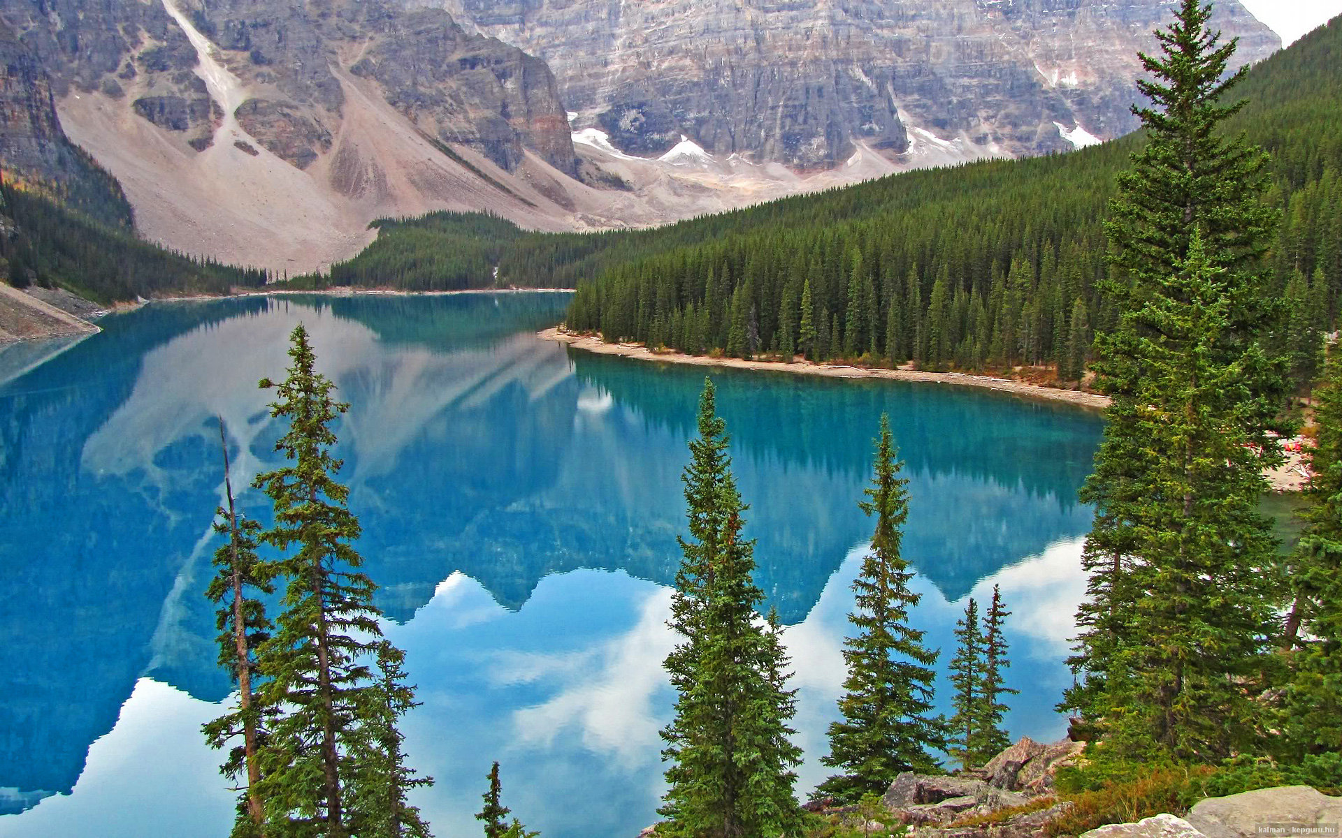 精彩瞬间不断上演,双方球队要在场上拼尽全力,双方球队皆进球